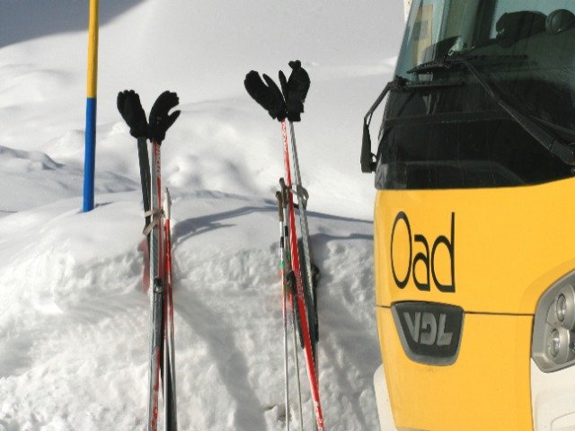 Oostenrijk - Wildermieming, een Oad bus met langlaufstokken in de sneeuw