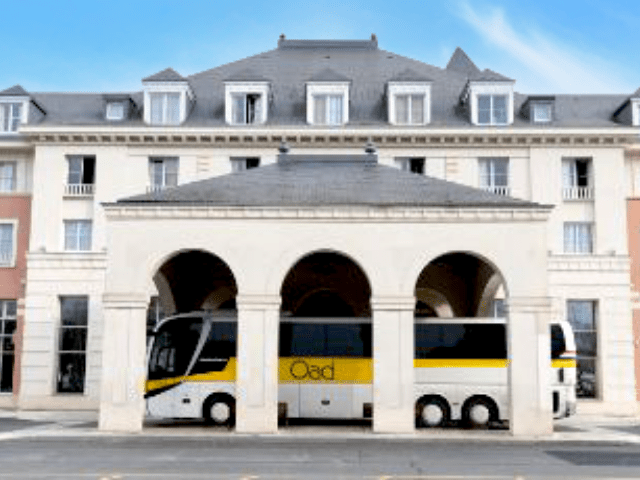 Disneyland Paris - Hotel Dream Castle - aanzicht met Oad bus
