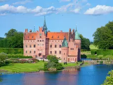 kasteel egeskov op funen in denemarken 749x562.webp