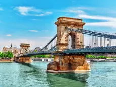 szechenyi kettingbrug uitzicht vanaf de donau kant in boedapest hongarije