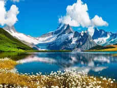 Zonsopgang zicht op Berner boven het meer Bachalpsee Eiger in Zwitserland 
