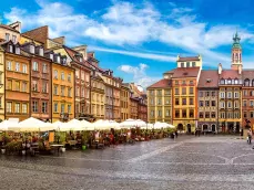 Oude stadsplein in Warschau op een zomerdag Polen