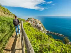Wandelaar langs de wijngaarden aan de kust van Cinque Terre