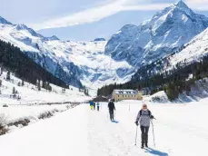 Wandelaars in Lüsens in de winter