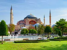Fontein op het Sultanahmet plein en Hagia Sophia in Istanbul Turkije