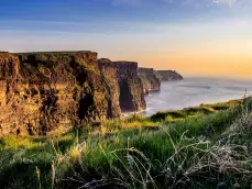 Cliffs of Moher tijdens zonsondergang in Ierland