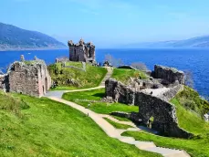 Ruïnes van Urquhart Castle langs Loch Ness in Schotland