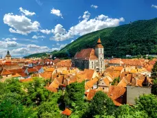 Brasov stadsgezicht met zwarte kathedraal en bergen in Roemenië 