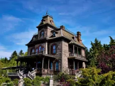 Disneyland Paris - Phantom Manor - Buitenaanzicht zomer