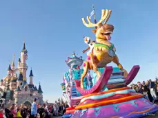 Frozen in de parade van Disneyland Paris