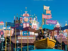 Disneyland Paris - It's a small world - buitenaanzicht met boot