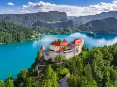 Meer van Bled met kasteel van Bled en Juliaanse Alpen op de achtergrond in Slovenie