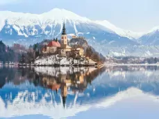 Maria Hemelvaartskerk rondom het Meer van Bled in de winter