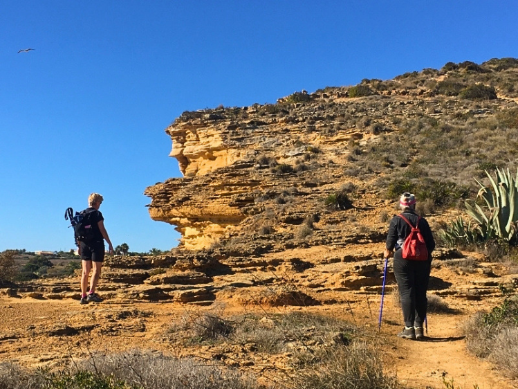 Wandelen bij rotsen Lagos