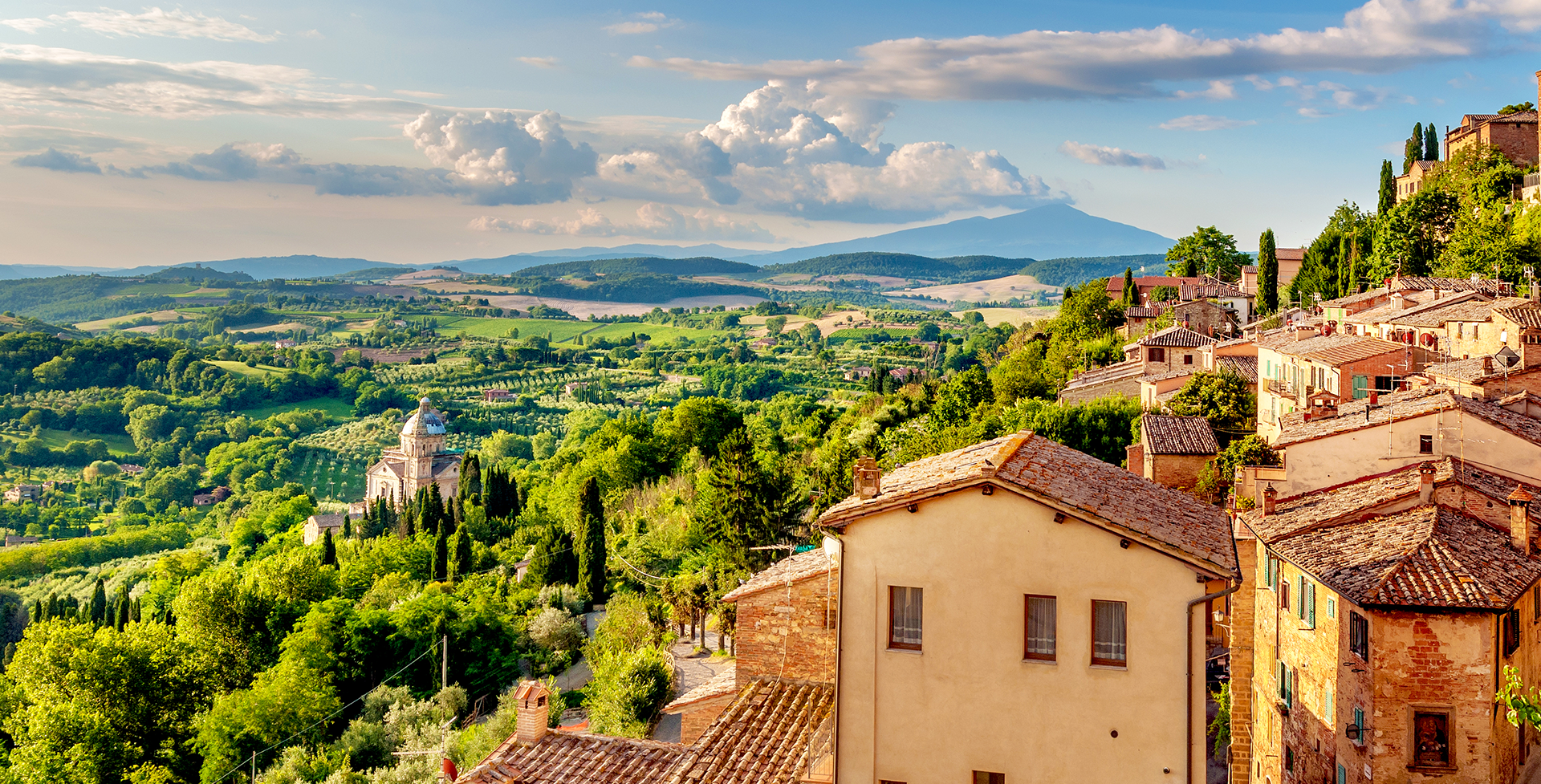 Uitzicht over de natuur en een dorp in Toscane, Italië