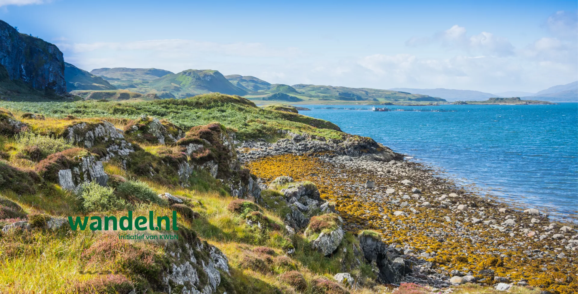 Uitzicht over de zee en het eiland Kerrera in Schotland - KWBN LOGO