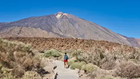 Wandelaar in Teide National Park op Canarisch eiland Tenerife, Spanje