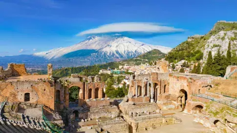 Griekse theater in Taormina, Sicilië, Italië met vulkaan Etna Griekse theater in Taormina, Sicilië, Italië met vulkaan Etna