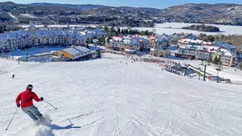Skiën in de besneeuwde bergen van Mont and Lake Tremblant in Quebec Canada