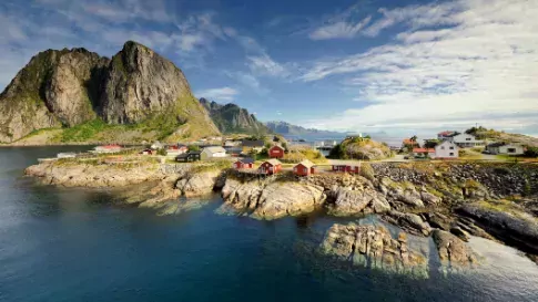 Typisch rode huisjes en vissers hutten in de Lofoten, Scenic fjord