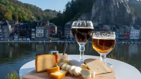 Borrelplankje met kaas en Trappist bier in Dinant, België