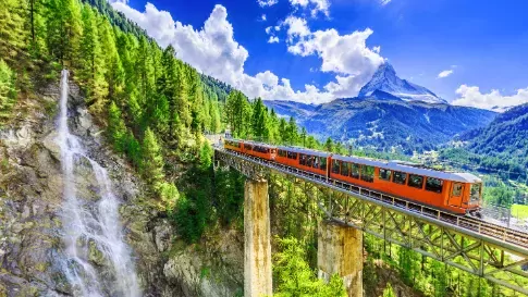 Zermatt Gornergrat trein met waterval in Zwitserland Zermatt Gornergrat trein met waterval in Zwitserland