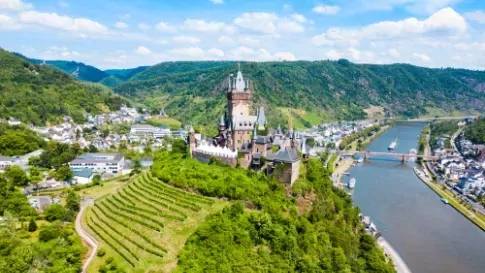 Luchtfoto van Reichsburg Castle, Moezel in Duitsland