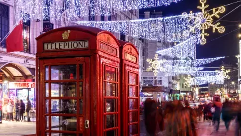 Telefooncel in de Kerst versierde straten van Londen, Engeland