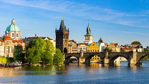 Praag met Karelsbrug over de rivier de Moldau