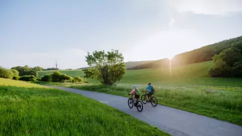 Fietsers door groen landschap in Sauerland in Duitsland