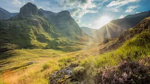 Zonsondergang in de bergen van Glencoe in Schotland