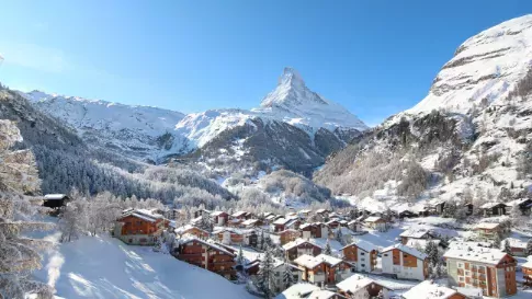 Besneeuwde bergen in de Alpen, Zermatt, Matterhorn in Zwitserland