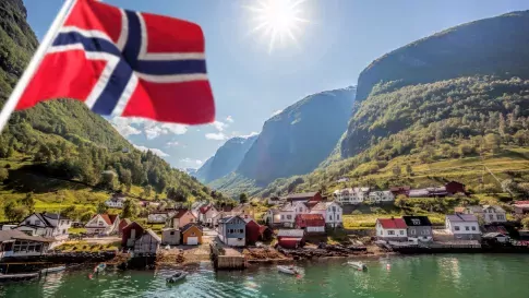 Vlag van noorwegen in de bergen van Noorwegen