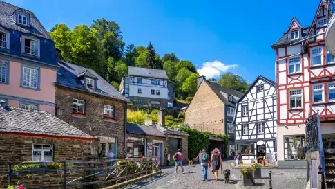 Vakwerkhuizen in centrum van Monschau, Eifel, Duitsland