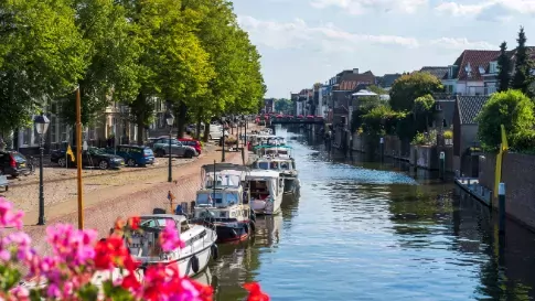 Kanaal in Gorinchem in Zuid-Holland, Nederland