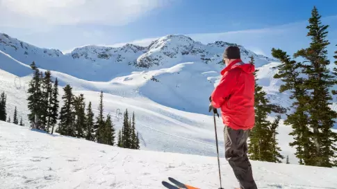 Skiën op de besneeuwde bergen Whistler Mountain, Wintersport in Canada
