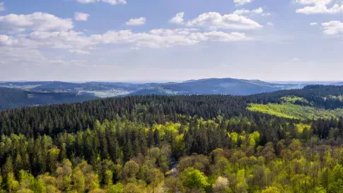 Uitzicht over de bergen van Sauerland in Duitsland