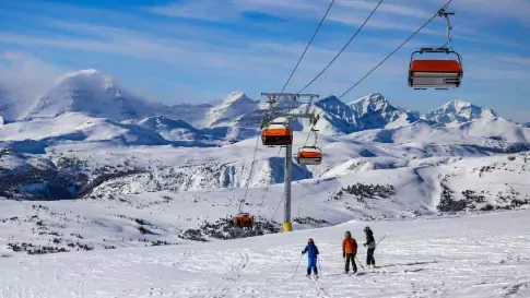Skiën in de besneeuwde Rocky Mountains, Wintersport Canada