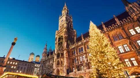 Verlichte kerstboom op de kerstmarkt, Marienplats in München, Duitsland