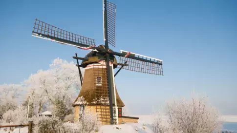 Molen in de sneeuw in Friesland, Nederland