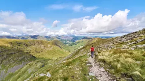 Wandelaar in de bergen van Lake District in Groot-Brittannië
