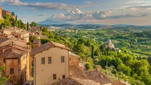Uitzicht over de natuur en een dorp in Toscane, Italië