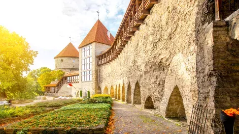 Baltische Staten, Estland, Tallinn, kasteelmuur Toompea in het oude centrum