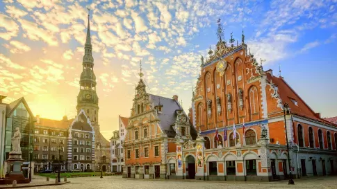 Baltische Staten, Letland, Riga, City Hall Square, House of the Blackheads, Saint Peter Kerk