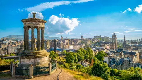 Uitzicht over de binnenstad van Edinburgh, Schotland