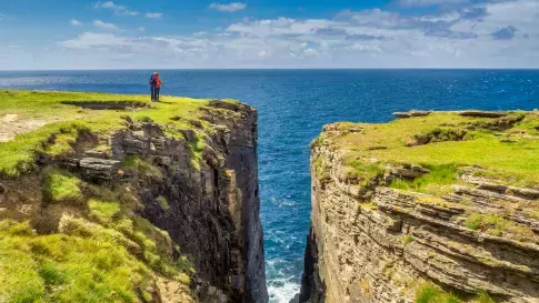 Uitzicht over zee vanaf Orkney Island in Schotland