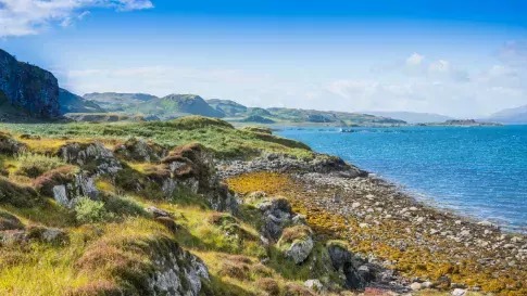 Uitzicht over de zee en het eiland Kerrera in Schotland