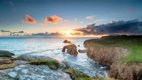 Zonsondergang bij de kust van Cornwall, Land's End, Engeland