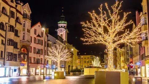 Kerstverlichting in de straten van Innsbruck, Oostenrijk
