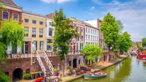 Traditionele huizen aan de oude gracht in Utrecht, Nederland